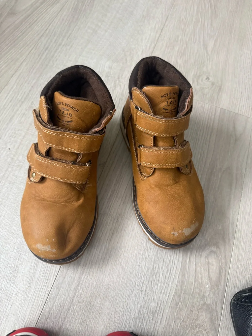 Boy’s shoes size 13